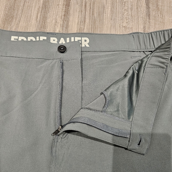 Eddie Bauer Men's Green Flat Front Shorts - Picture 9 of 10